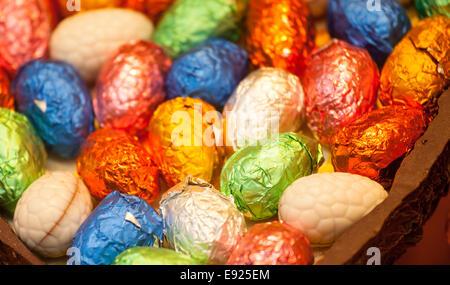 Enveloppé d'aluminium dans des oeufs de Pâques oeuf en chocolat Banque D'Images