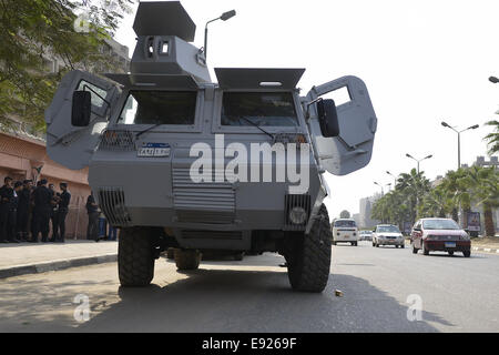 17 octobre 2014 - Le Haram, Le Caire, Égypte - patrouille de police égyptien la rue après les membres des Frères musulmans et des partisans de l'ancien président égyptien Mohammed Morsi a brûlé un poste de contrôle de la police pendant une manifestation contre le régime militaire et à l'al-Haram district, près du Caire, le 17 octobre 2014. Couper les membres des Frères musulmans, al-Haram street au cours d'une manifestation, le vendredi matin, en collaboration avec l'invitation, lancée par ''Fraternité'' de soutien de la coalition pour une démonstration © Amr Sayed/APA/Images/fil ZUMA Alamy Live News Banque D'Images