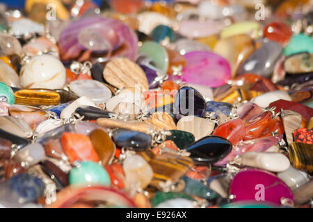 Tas de pierres précieuses sur l'étal du marché à Cracovie, Pologne Banque D'Images