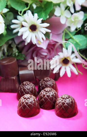Bonbons de chocolat et de fleurs Banque D'Images