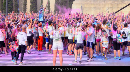 BARCELONA - 18 mai : les gens à la Color Run Holi parti dans les rues de la ville le 18 mai 2014 à Barcelone, Espagne. Banque D'Images