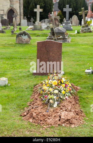 Cimetière de grave fraîchement creusée Banque D'Images