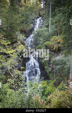 Cascade sur l'Allt Ladaidh à Glengarry en Ecosse. Banque D'Images