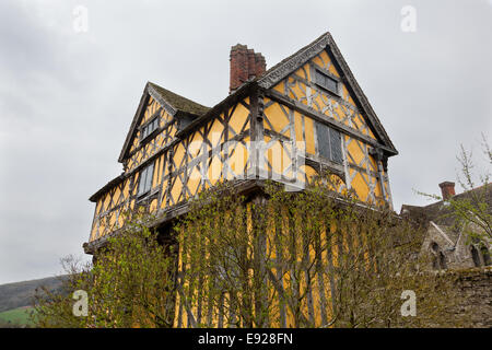 Stokesay Castle dans le Shropshire par jour nuageux Banque D'Images