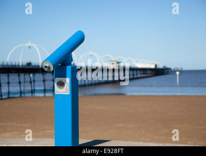 Télescope bleu par troubles de la jetée de Southport Banque D'Images