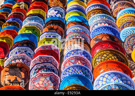 Céramique tunisienne souvenirs affichée sur le terrain à Port el Kantoui en Tunisie. Banque D'Images