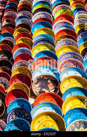 Céramique tunisienne souvenirs affichée sur le terrain à Port el Kantoui en Tunisie. Banque D'Images