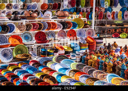 Céramique tunisienne souvenirs affichés à l'extérieur d'une boutique à Port el Kantoui en Tunisie. Banque D'Images