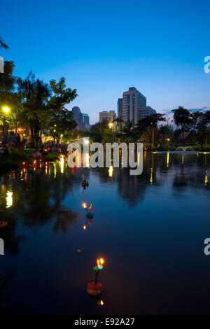 Loi Krathong Blue Hour Lake Banque D'Images