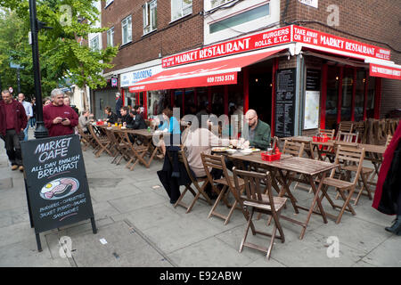 Whitecross Street, Londres, Royaume-Uni.17 octobre 2014.Les employés s'assoient aux tables extérieures du restaurant Whitecross Street Market Cafe pour le petit déjeuner toute la journée près de Old Street.Les stands de nourriture et les fourgonnettes ethniques et artisanaux fournissent de délicieux repas faits maison pour le déjeuner aux employés de bureau du marché animé de la nourriture de rue à Islington 6 jours par semaine du lundi au samedi, de 10:00 à 17:00.KATHY DEWITT/Alamy Live News Banque D'Images