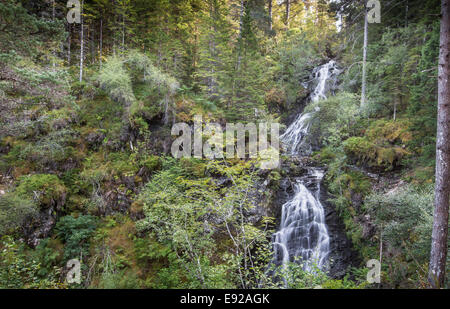 Cascade sur l'Allt Ladaidh à Glengarry en Ecosse. Banque D'Images