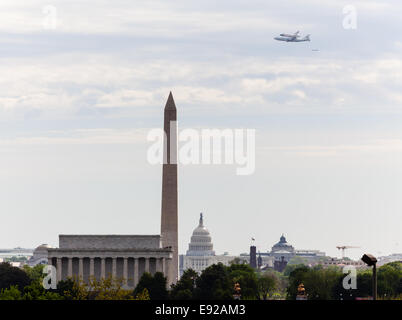 La navette spatiale Discovery survole Washington Banque D'Images