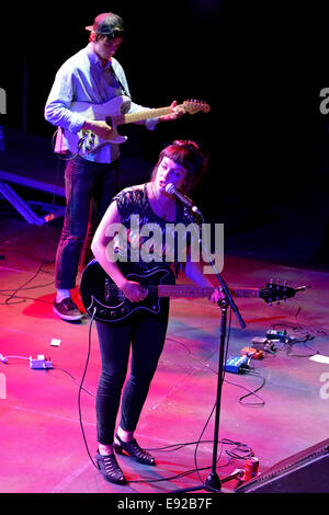 BARCELONA - 30 MAI : Angel Olsen (American folk et pop rock le chanteur et guitariste soulevées dans le Missouri) en concert. Banque D'Images