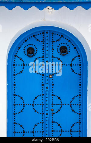 Un bleu typique, porte en bois cloutée à Sidi Bou Said, Tunisie. Banque D'Images