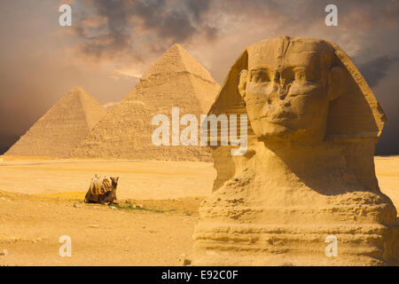 Grand Sphinx Pyramides face fond Coucher de soleil Banque D'Images