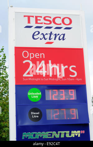 Mansfield, Nottinghamshire, Angleterre. 17 octobre, 2014. Supermarchés en Grande-Bretagne sont des clients dans à faible prix du carburant à faire revenir les clients dans leurs magasins. Les mouvements suivent une baisse du prix du brent . L'Asda sont les moins chers de Mansfield , à 122,7 et 126,7 pour l'essence sans plomb pour le diesel . Credit : IFIMAGE/Alamy Live News Banque D'Images