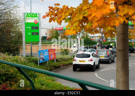 Mansfield, Nottinghamshire, Angleterre. 17 octobre, 2014. Supermarchés en Grande-Bretagne sont des clients dans à faible prix du carburant à faire revenir les clients dans leurs magasins. Les mouvements suivent une baisse du prix du brent . L'Asda sont les moins chers de Mansfield , à 122,7 et 126,7 pour le carburant sans plomb pour le diesel . Credit : IFIMAGE/Alamy Live News Banque D'Images