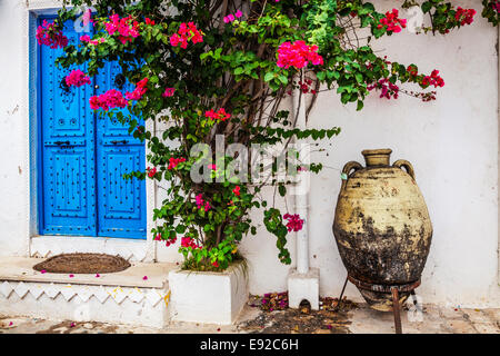 Un bleu typique, porte en bois cloutée à Sidi Bou Said, Tunisie. Banque D'Images