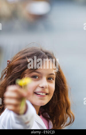 Girl présente floret Banque D'Images