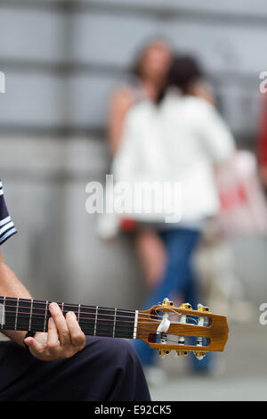 Musicien de rue joue de la guitare Banque D'Images