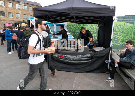 London UK. 16 octobre 2014. Sur un automne chaud après-midi, les gens achètent le déjeuner de street food cars à l'extérieur de l'Université de l'UAL Arts à Kings Cross. KATHY DEWITT/Alamy Live News Banque D'Images