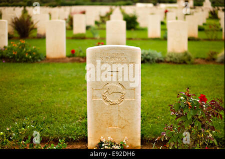 Cimetière de guerre du Commonwealth de pierres tombales mort dans la baie de Souda en Crète, Grèce Banque D'Images