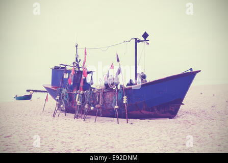 Petit bateau de pêche sur les rives de la mer Baltique, vintage style rétro. Banque D'Images