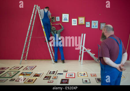 Hanovre, Allemagne. 16 Oct, 2014. L'image disponible le 17 octobre 2014 travailleurs montre dans son exposition photos pendaison 'Martin Parr. Nous aimons la Grande-Bretagne !" lors d'un photocall au Sprengel Museum de Hanovre, Allemagne, 16 octobre 2014. L'exposition comportent des photographies des années 1970, dont certaines ont été prises dans la région de Basse-Saxe et se poursuivra jusqu'au 22 février 2015. JOCHEN LUEBKE/EPA/dpa/Alamy Live News Banque D'Images