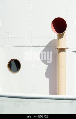 Ventilateur et hublot sur bateau blanc Banque D'Images