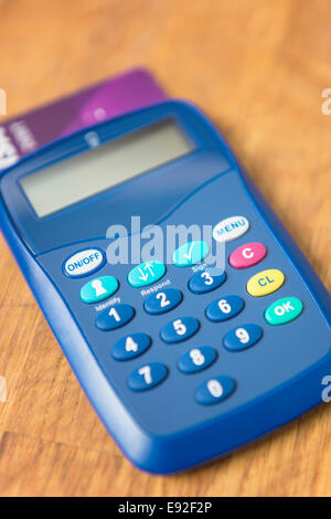 Lecteur de cartes bancaires sur Internet. Banque D'Images