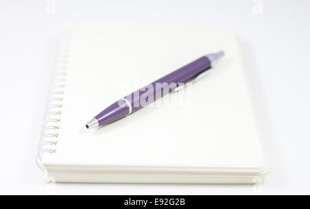 Carnet à spirales avec stylo isolé sur fond blanc, stock photo Banque D'Images