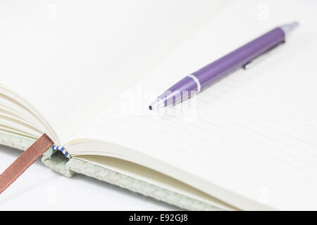 Bloc-notes avec stylo ouvert Gros plan sur fond blanc, stock photo Banque D'Images