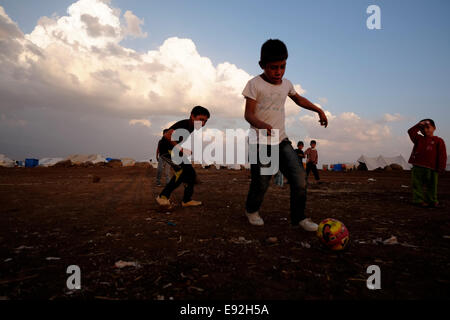 Enfants jouant au football dans yazidis Nawroz camp de réfugiés qui a été créé pour mettre à l'abri des Syriens déplacés de la guerre civile en Syrie puis occupées par des personnes déplacées de la minorité secte Yazidis, fuyant les violences dans la ville irakienne de Sinjar situé à côté de la ville d'al-Malikyah Rojava dans la région kurde autonome, au Nord Est de la Syrie. Banque D'Images