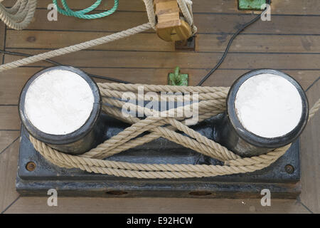 La banquise côtière avec une corde sur un pont de bateau Banque D'Images