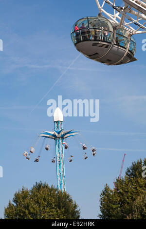 Les gens à pod sur le London Eye avec le Starflyer Skyflyer fairground tour aérien à Londres au Royaume-Uni en septembre Banque D'Images