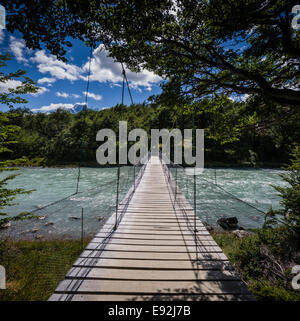 Rope Bridge crossing melt-eau de lac Grey, en Patagonie, au Chili. Banque D'Images