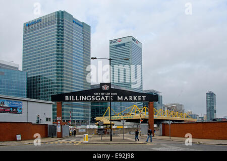 Le marché aux poissons de Billingsgate situé à Canary Wharf, Londres, avec Barclays et HSBC siège dans l'arrière-plan. Banque D'Images