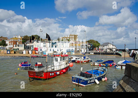 Bateaux de pêche dans le port de Broadstairs Bleak House, avec maison d'été de Charles Dickens derrière. Banque D'Images