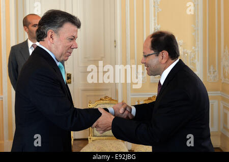 Bogota, Colombie. 16 Oct, 2014. Image fournie par la présidence de la Colombie montre le président colombien Juan Manuel Santos (L, avant), serre la main de l'Ambassadeur du Guatemala en Colombie, Hector Ivan Espinoza, Nariño au palais présidentiel à Bogota, Colombie, le 16 octobre 2014. Juan Manuel Santos a reçu les lettres de créance du Guatemala le samedi. © La Présidence/Xinhua/Alamy Live News Banque D'Images