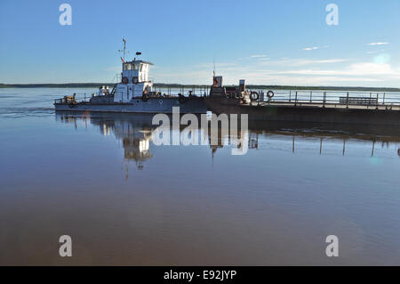 Ferry sur la grande rivière. Les rivières Yakut Lena et Aldan pas les ponts. Les gens attendent le ferry. Banque D'Images