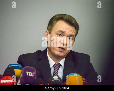 Kiev, Ukraine. 17 octobre, 2014. Président de l'élection centrale Mykhailo Ohendovsky. -- Impression des bulletins pour les élections législatives prévues le 26 octobre sera terminé demain, le voyage a commencé aujourd'hui. CEC a enregistré 1189 observateurs officiels d'États étrangers et les organisations internationales sur des élections législatives anticipées. Crédit : Igor Golovnov/Alamy Live News Banque D'Images