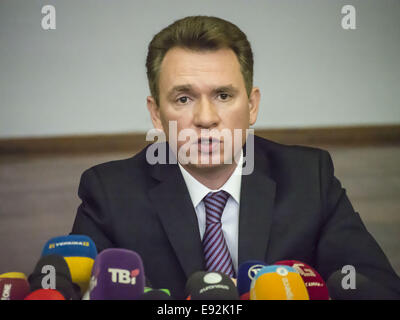 Président de l'élection centrale Mykhailo Ohendovsky. 17 Oct, 2014. -- Impression des bulletins pour les élections législatives prévues le 26 octobre sera terminé demain, le voyage a commencé aujourd'hui. CEC a enregistré 1189 observateurs officiels d'États étrangers et les organisations internationales sur des élections législatives anticipées. © Igor Golovniov/ZUMA/Alamy Fil Live News Banque D'Images