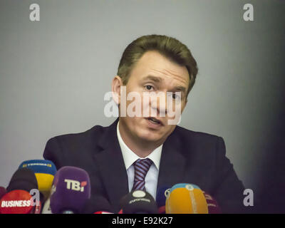 Président de l'élection centrale Mykhailo Ohendovsky. 17 Oct, 2014. -- Impression des bulletins pour les élections législatives prévues le 26 octobre sera terminé demain, le voyage a commencé aujourd'hui. CEC a enregistré 1189 observateurs officiels d'États étrangers et les organisations internationales sur des élections législatives anticipées. © Igor Golovniov/ZUMA/Alamy Fil Live News Banque D'Images