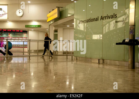 London UK. 17 octobre 2014. Certains passagers arrivant au Royaume-Uni du pays, principalement en Afrique de l'ouest touchés par le virus ebola dépistage face vérifie le virus ebola à l'aéroport de Heathrow : Crédit amer ghazzal/Alamy Live News Banque D'Images