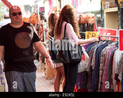 Les gens de traîner dans le quartier animé de Brighton North Laine Banque D'Images