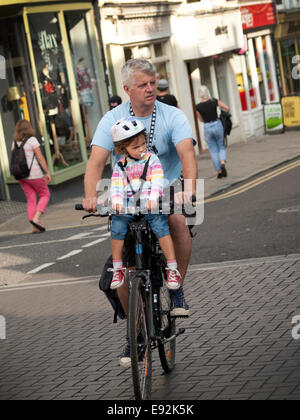 Le père et l'enfant du vélo dans la région de North Laine animé de Brighton Banque D'Images