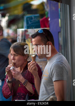 Les gens de traîner dans le quartier animé de Brighton North Laine Banque D'Images