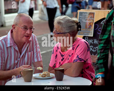 Les gens de traîner dans le quartier animé de Brighton North Laine Banque D'Images