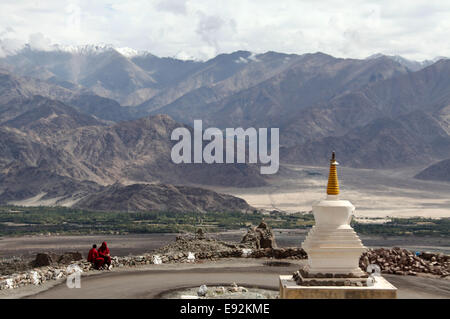 Moines à l'entrée de Mâtho au Ladakh Monastère Banque D'Images