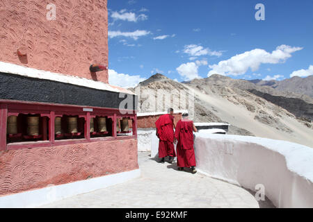 Les moines de Thiksay Gompa du Ladakh Banque D'Images